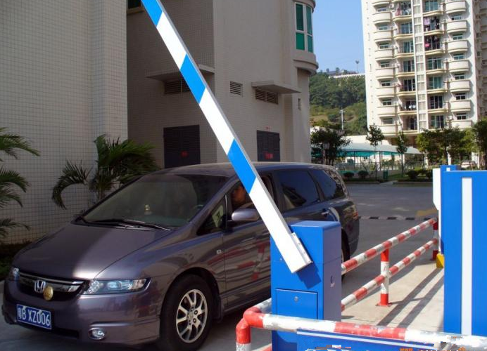 車(chē)牌識別車(chē)輛進(jìn)出停車(chē)場(chǎng)